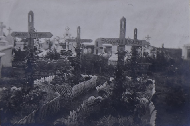 Le carré militaire italien implanté au milieu des sépultures civiles dans le cimetière de Belgrade (Namur), en 1918