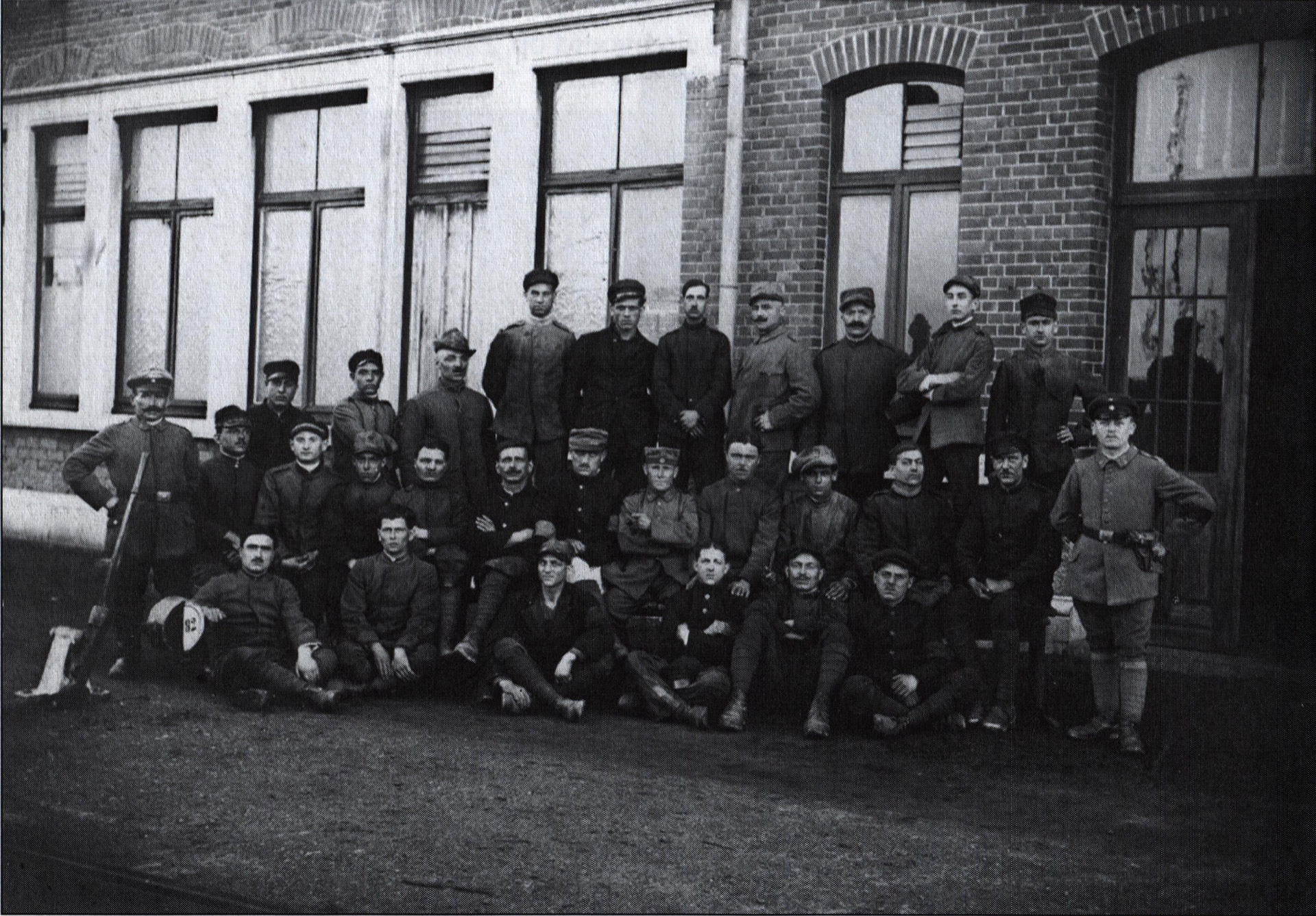 Les prisonniers italiens détenus à Landen │ Photographie prise le 20 septembre 1918 │ Source : Georges WEMANS, Landen, p.104.