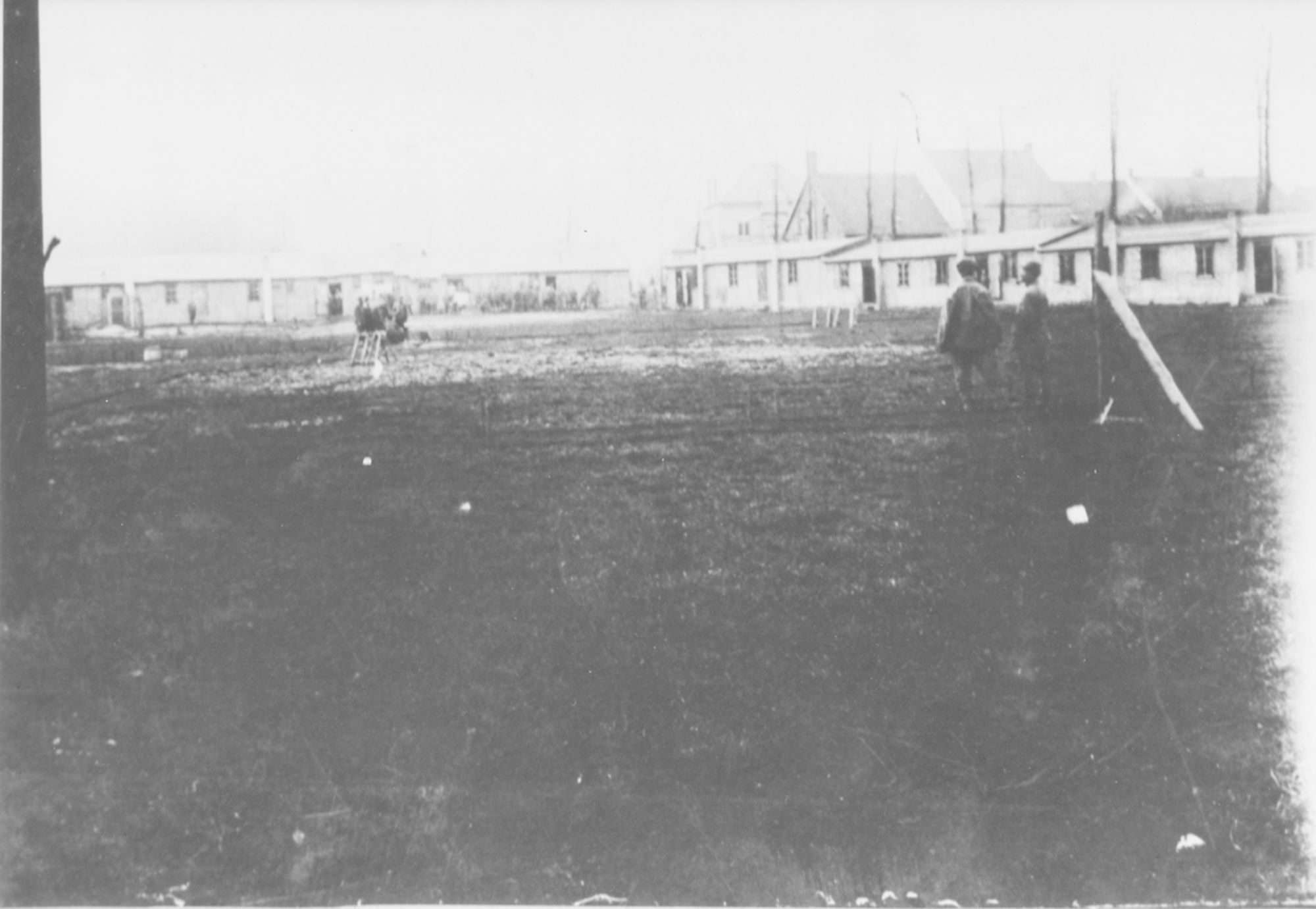 Le camp des prisonniers italiens à Marke photographié en mars 1918, depuis l’extérieur du grillage. Au fond, l’entrée du camp au coin de la Rekkemsestraat et de la Rode Dreef (à droite) │ col. Michel Faillie – Beeldbank Stad Kortrijk