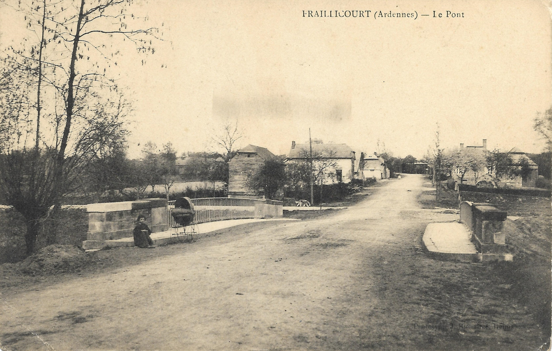 Vue sur le village de Fraillicourt depuis le pont sur La Malacquise, avant la guerre │ Carte postale circulée le 28.8.1913 │ col. pdgit1918