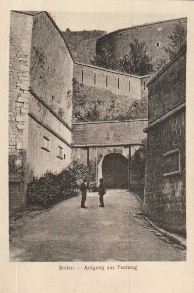Entrée du château-fort de Sedan, où furent enfermés de nombreux prisonniers civils et militaires, dont des Italiens │ Carte postale allemande, non circulée │ col. pdgit1918