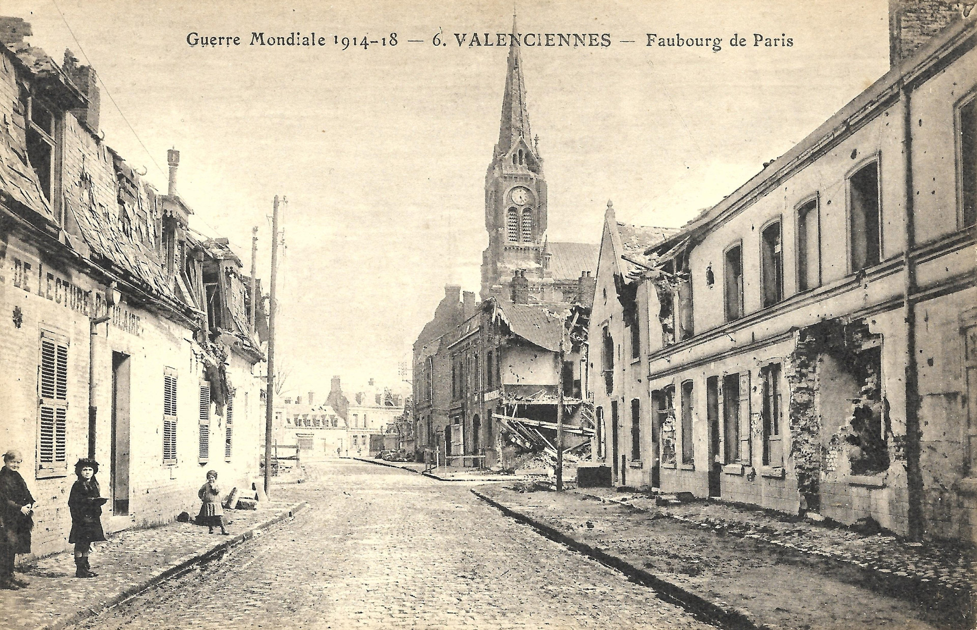 Valenciennes : le Faubourg de Paris après les bombardements de mai 1918, qui blessèrent 3 prisonniers italiens au travail │ Carte postale non circulée │ col. pdgit1918
