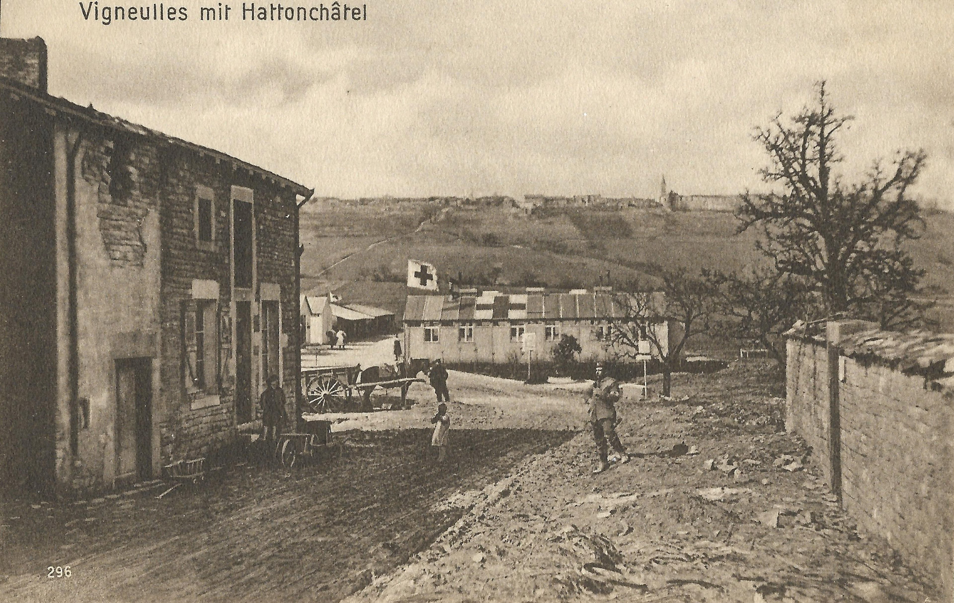 Vigneulles : vue sur le dispensaire militaire et sur Hattonchâtel, au fond │ Carte postale allemande non circulée │ col. pdgit1918