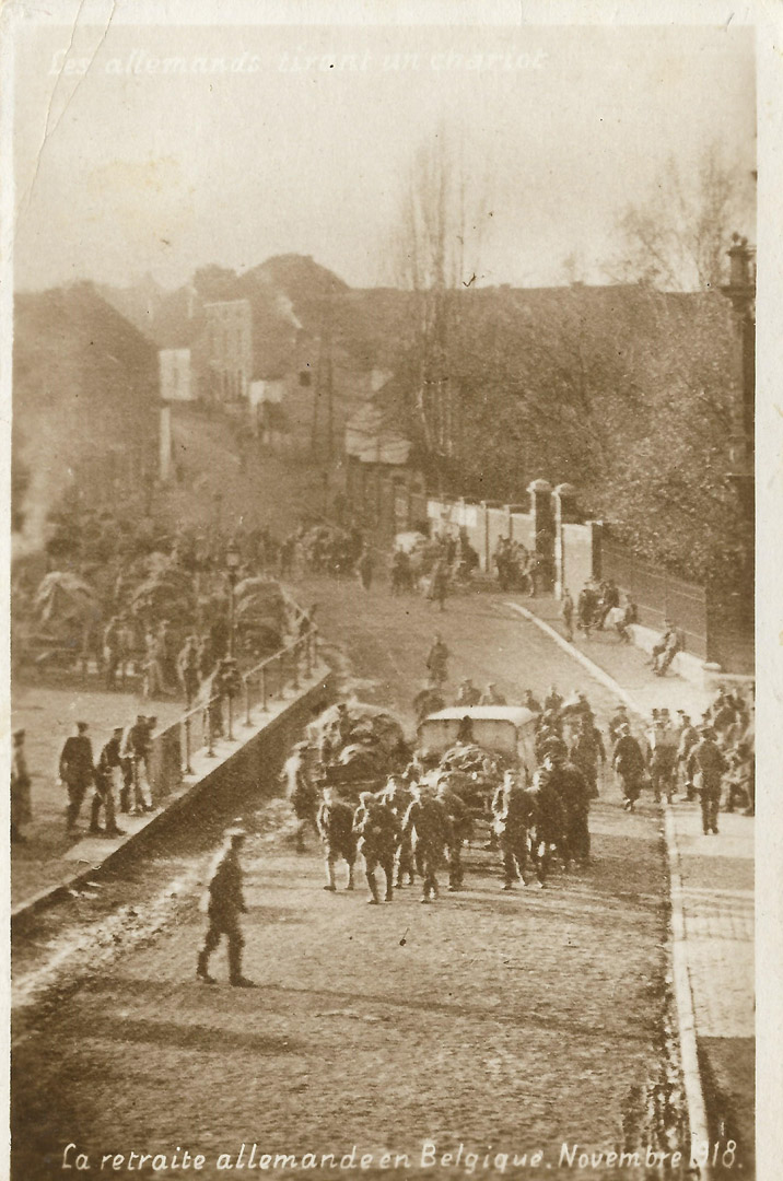 Dans la retraite allemande, un lourd chariot tiré par militaires, dont certains sont probablement des prisonniers │ Carte postale non circulée │ col. pdgit1918