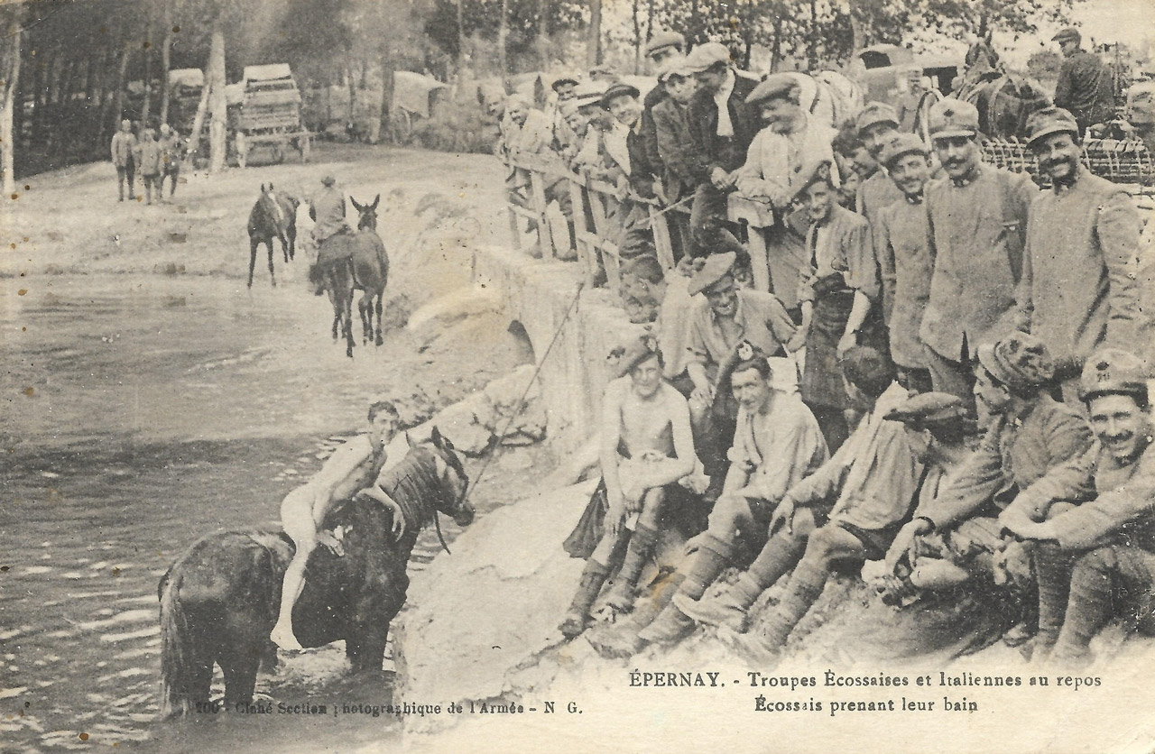 Des soldats italiens au repos en compagnie de soldats écossais à Epernay, dans le secteur de Reims │ Carte postale circulée le 24.7.1922 │ col. pdgit1918