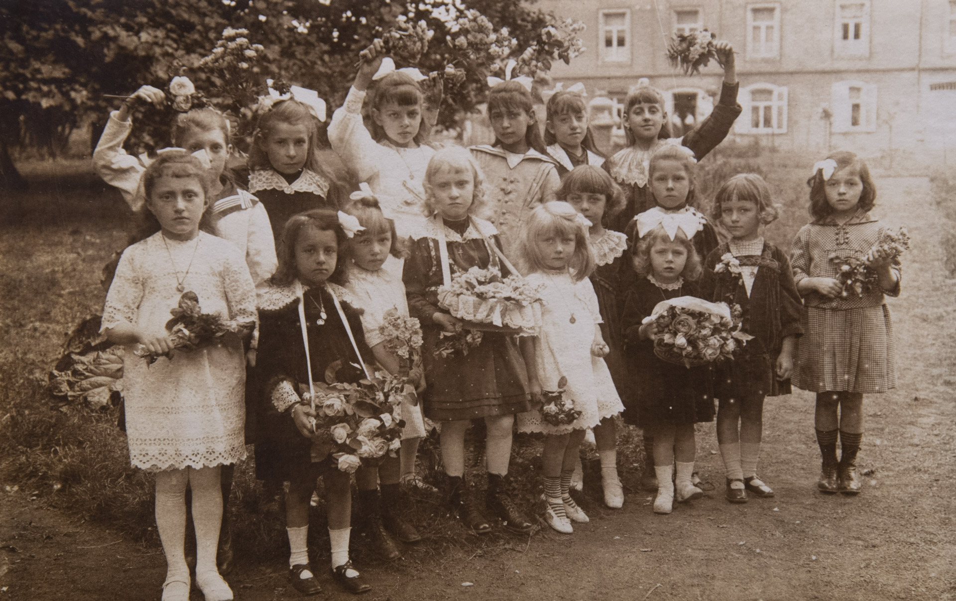 Un groupe de fillettes andennaises devant le château Cobegge, tenant des bouquets de fleurs destinés aux prisonniers italiens.