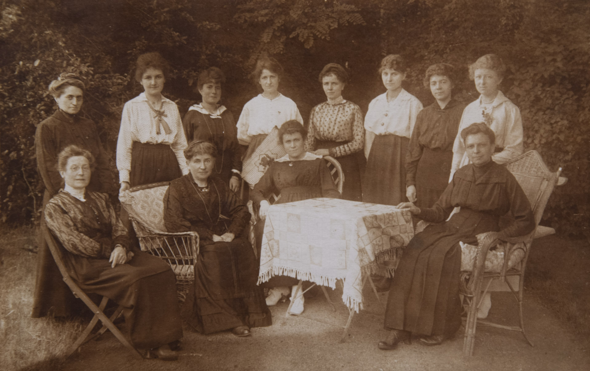 Un groupe de marraines andennaises, dont Madame Diederen (assise dans le fauteuil de gauche, tenant les mains croisées sur ses genoux).