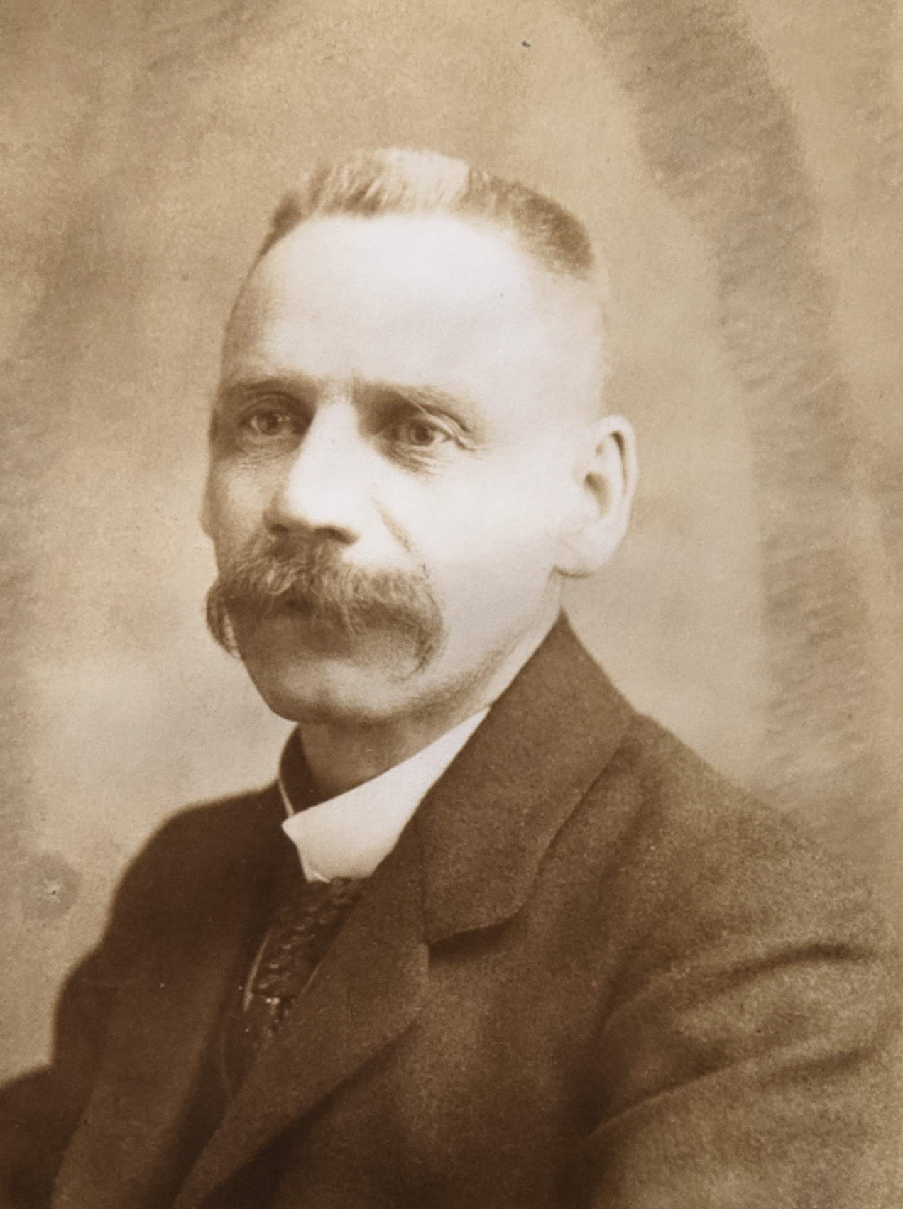 Joseph Monrique (né en 1869), négociant à Andenne, président du Comité local de Secours, qui œuvrera en faveur des prisonniers italiens détenu dans sa ville.