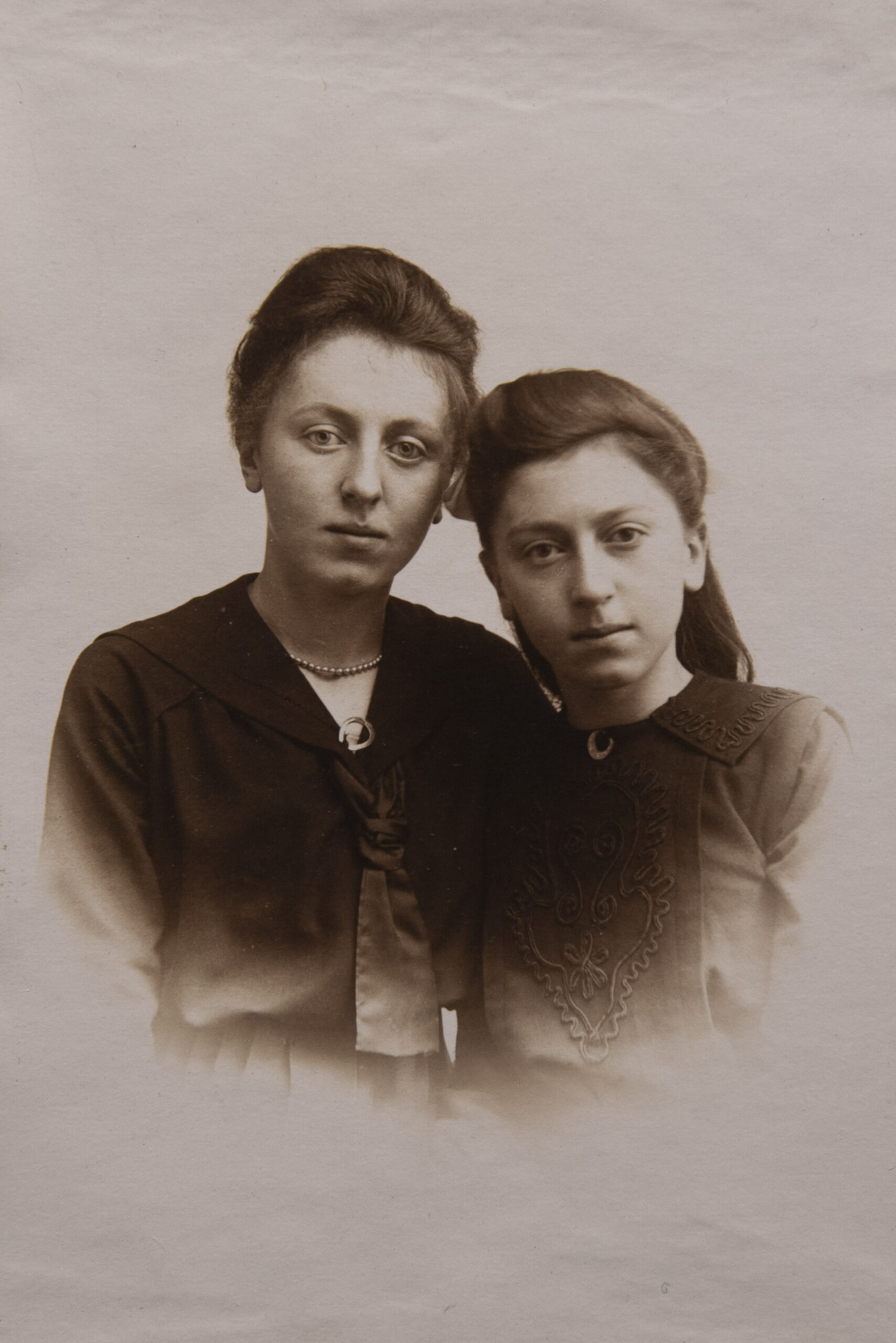 Marcelle et Nellie Sterpin, deux jeunes filles d’Andenne (la première est présente sur la photographie précédente, à l’extrême droite)