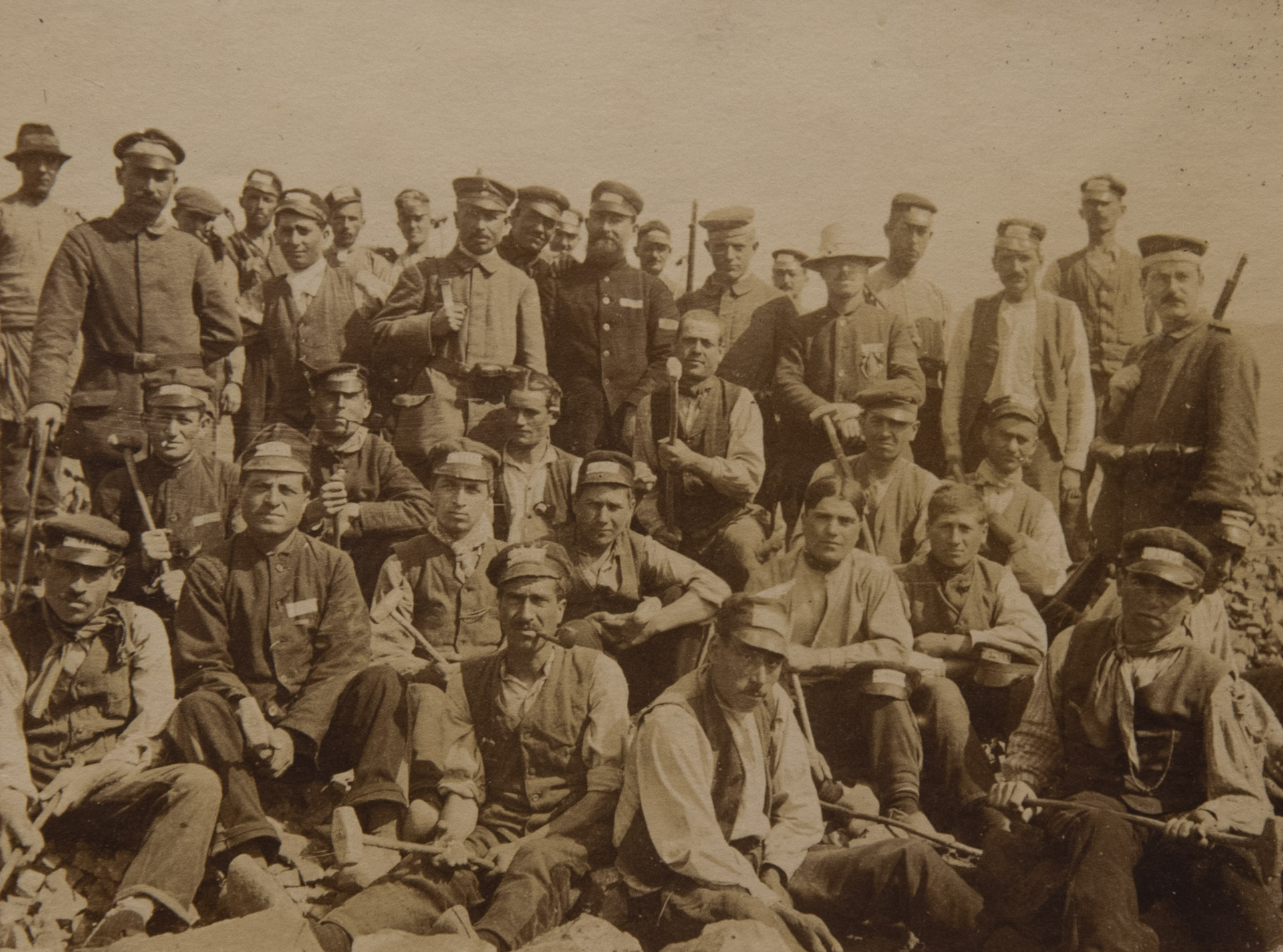 Les prisonniers italiens du camp d’Andenne au travail dans une carrière de la région, en 1918.