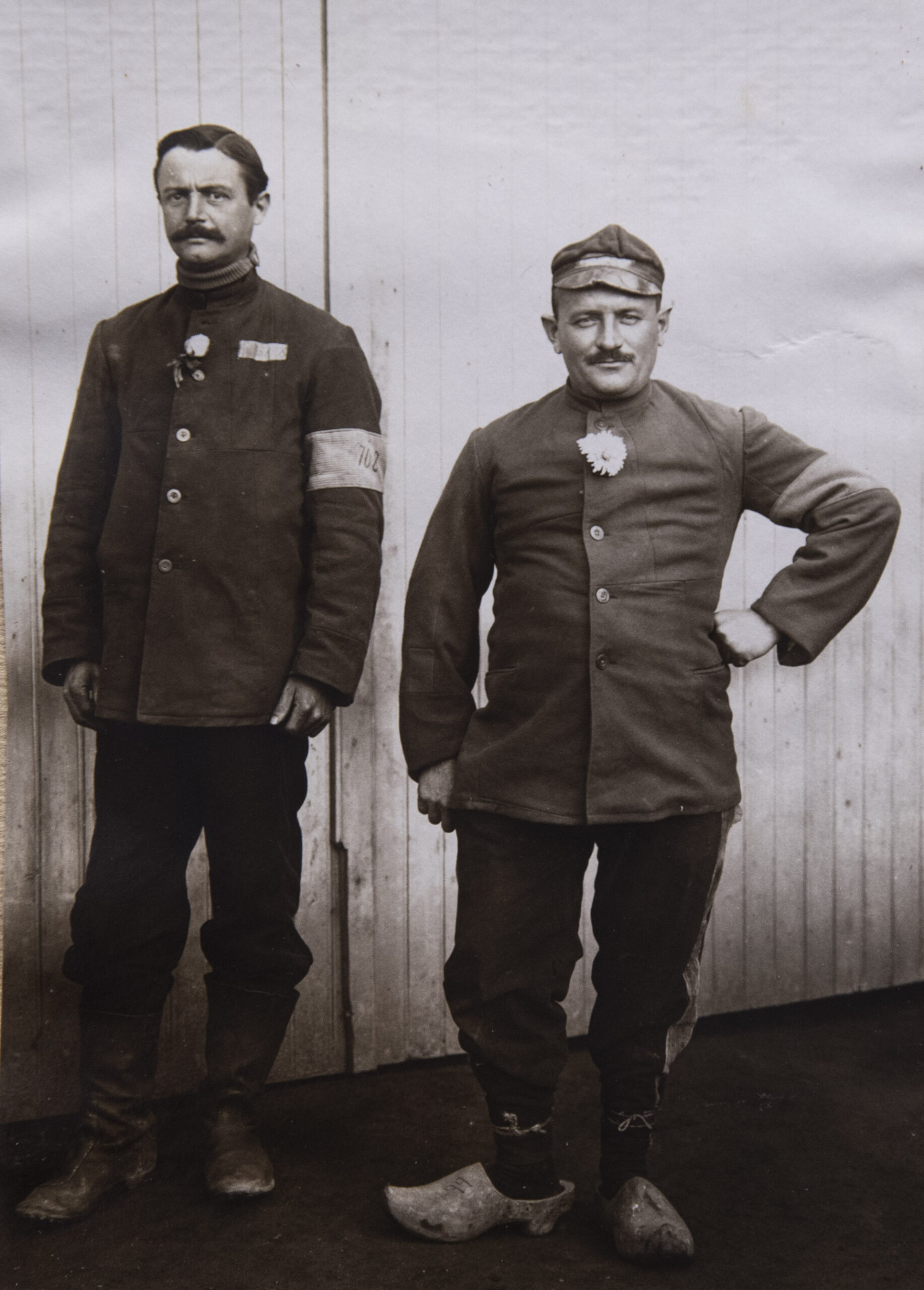 Deux prisonniers italiens devant la porte du bâtiment dans lequel ils étaient logés.