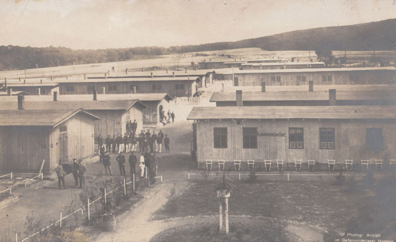 Le camp de détention de Hameln, en Allemagne, où était détenu l’aumônier Peppino Tedeschi en 1918. C’est dans une de ces baraques que se présenta à lui « un spectre » │ carte postale allemande circulée en mars 1917 │ col. pdgit1918