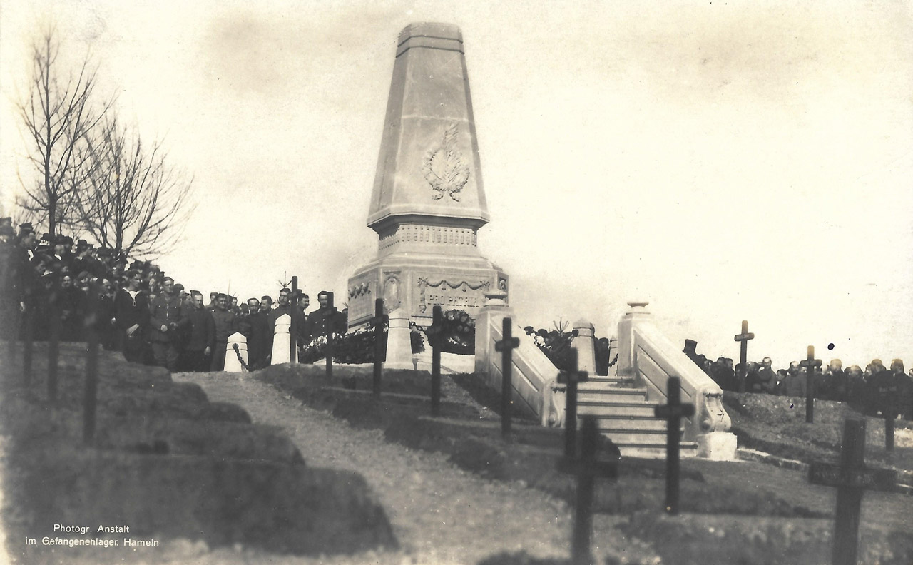 Monument érigé durant la guerre dans le cimetière du camp de prisonniers de Hameln, où Pietro Brunetti fut enterré en juin 1918 │ carte postale allemande, circulée le 5.6.1918 │ col. pdgit1918