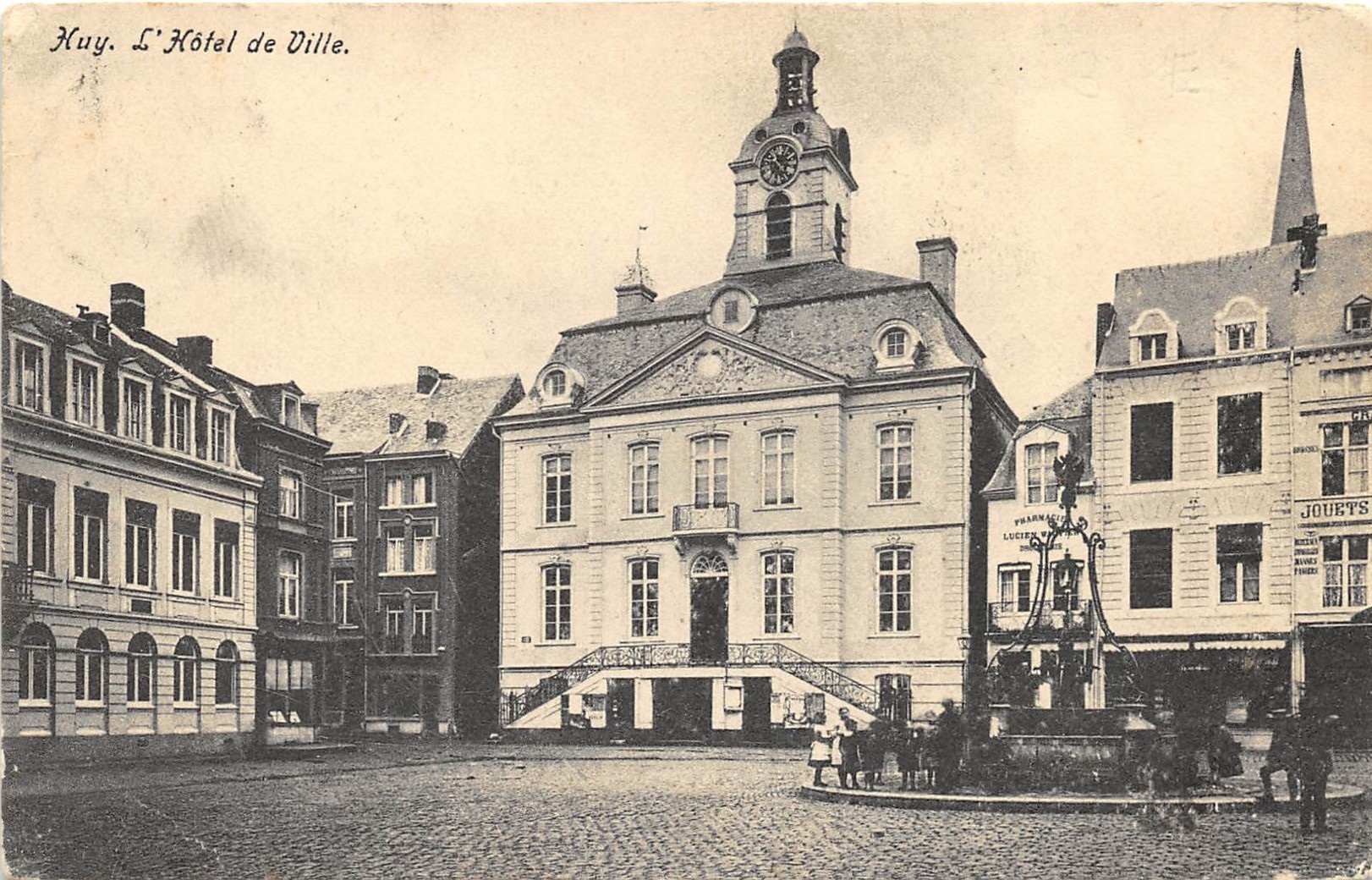 L’hôtel de Ville de Huy, où le 1er novembre 1921 furent décorés les civils qui portèrent assistance aux prisonniers italiens détenus dans le domaine du château de Neuville-sous-Huy │ carte postale circulée le 16.5.1910 │ col. pdgtit1918