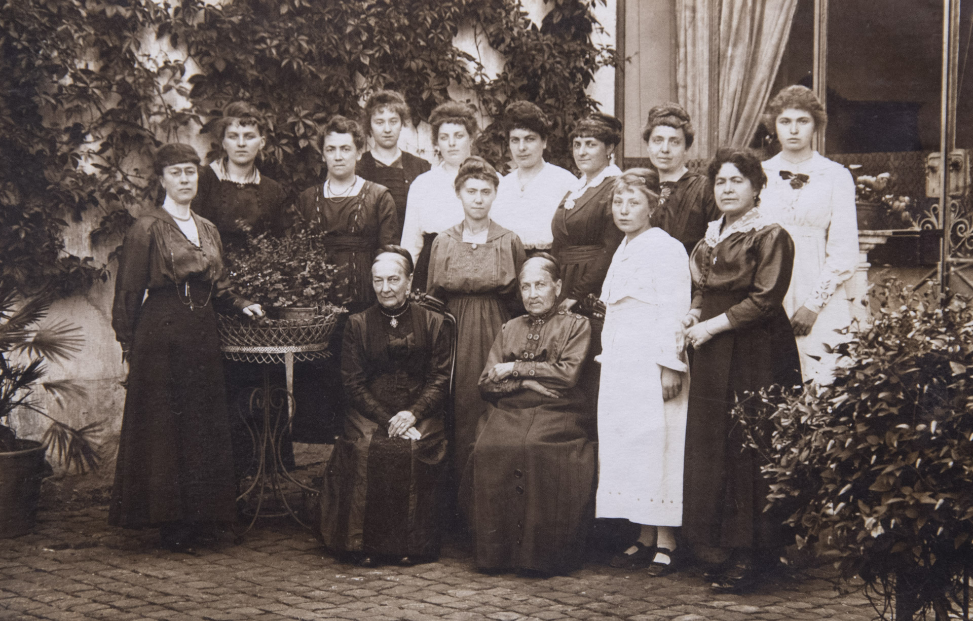 Un groupe de marraines andennaises : au premier rang, en robe blanche, Mariette Hazée avec à sa droite Marie Warzée et, assise à sa gauche, possiblement Charlotte Borsu.