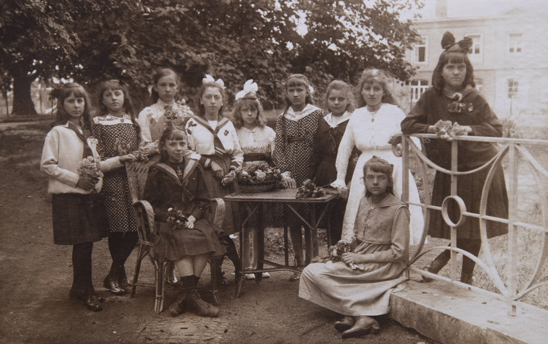 Un groupe de jeunes filles andennaises dans le parc du château Cobegge, prêtes à distribuer des bouquets fleuris aux prisonniers italiens.