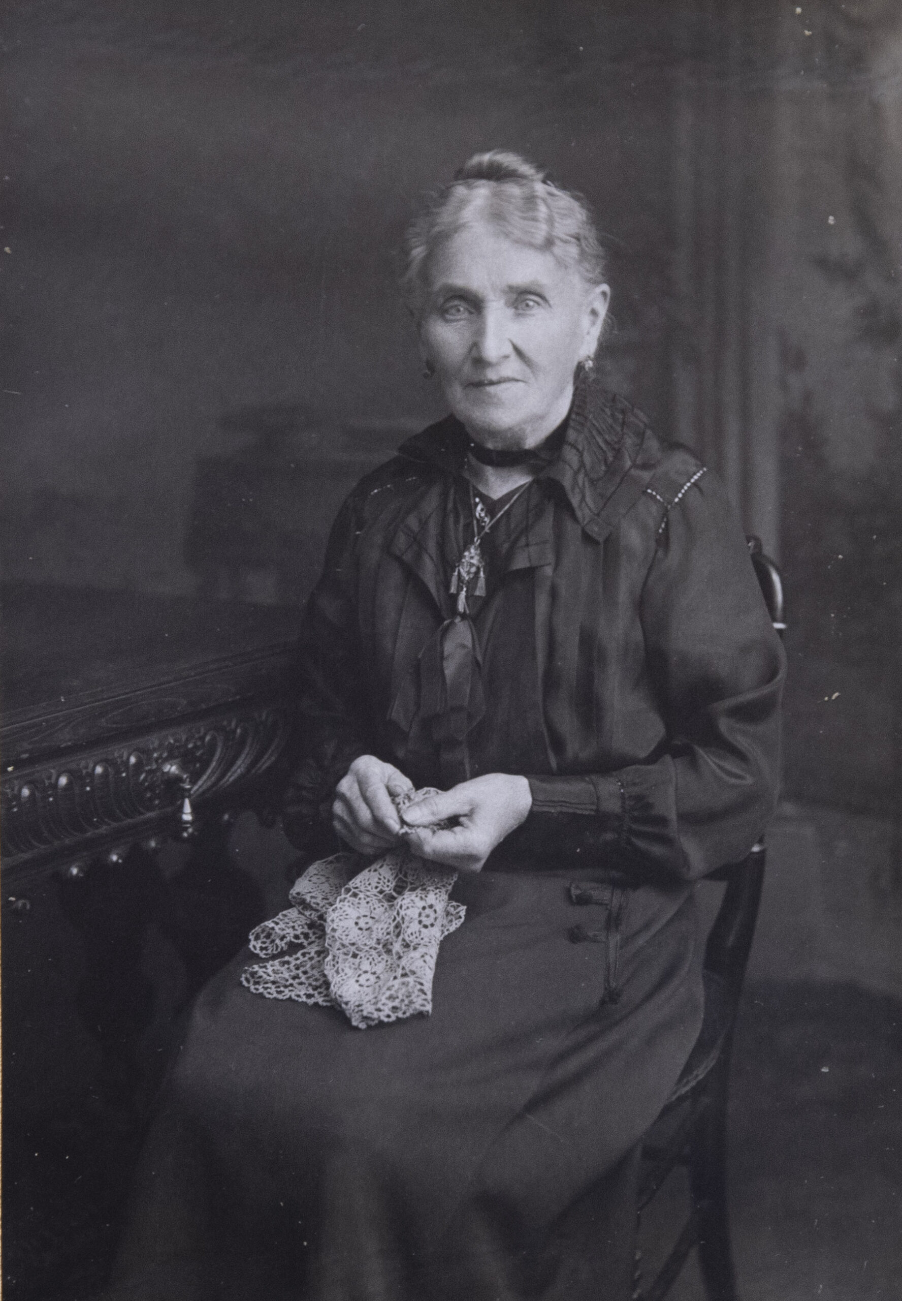 Madame Emile Dardenne, née Joséphine Warzée en 1846, doyenne des marraines d’Andenne. Elle avait 72 ans en 1918. On la retrouve sur la photographie suivante, assise à table, à gauche, un même ouvrage de couture entre les mains.