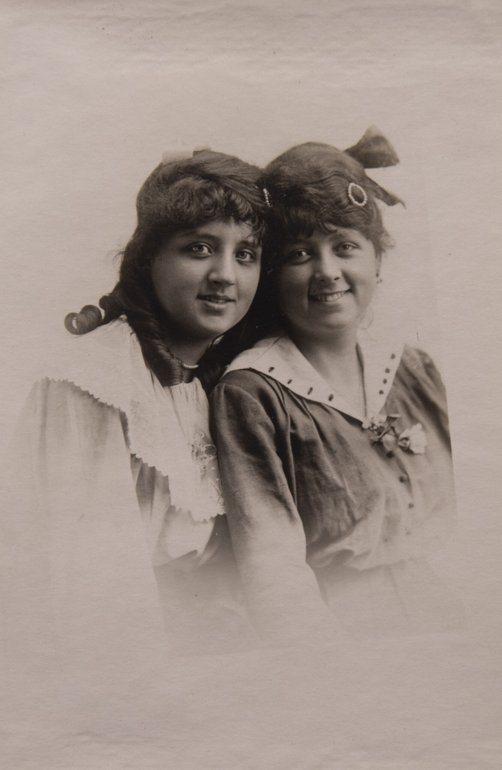 Portrait de deux marraines, présentes sur la photographie précédente (debout, à l’extrême droite).