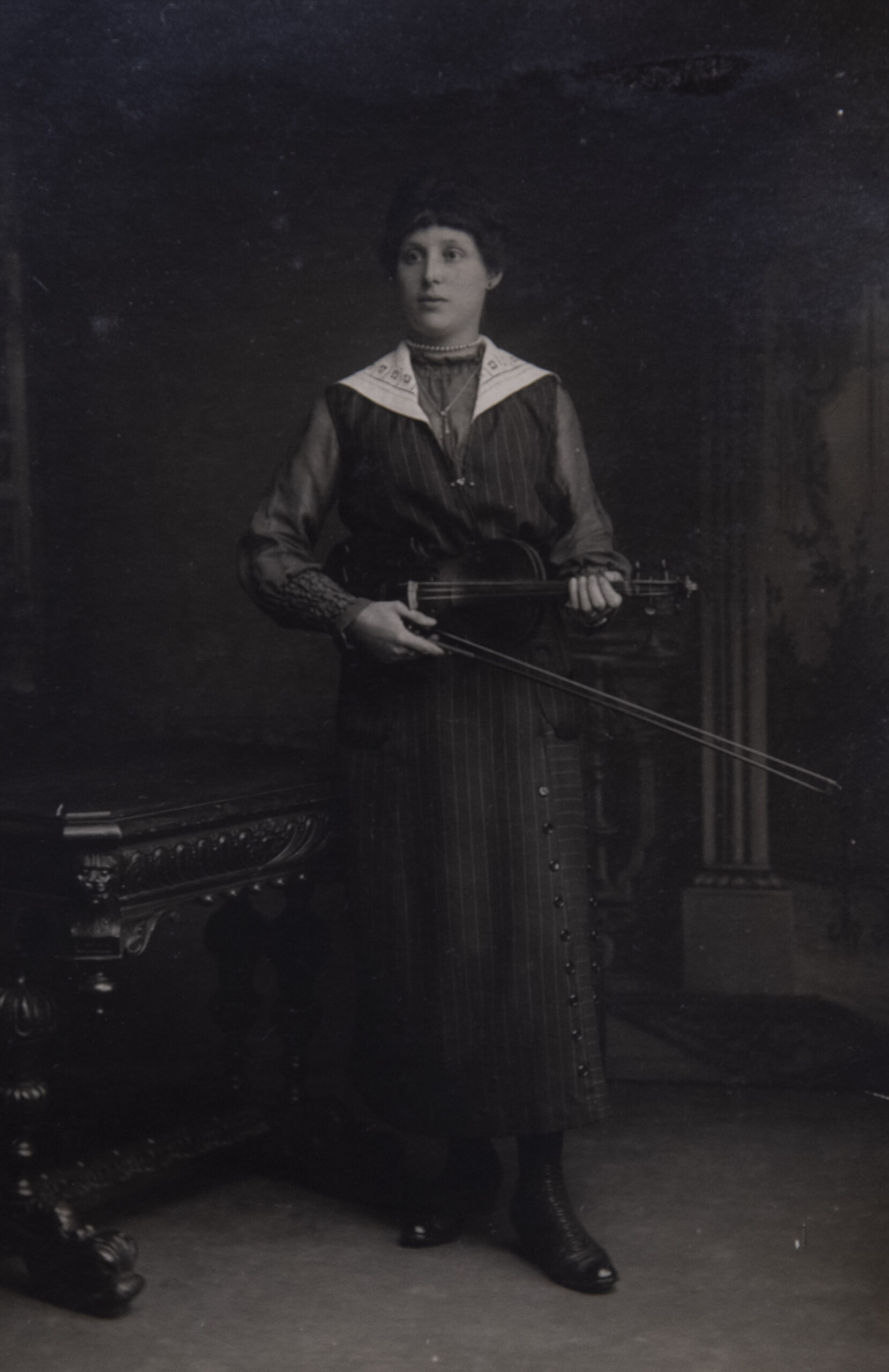 Portrait d’une marraine, présente sur la photographie précédente avec son violon (debout, à l’extrême droite).