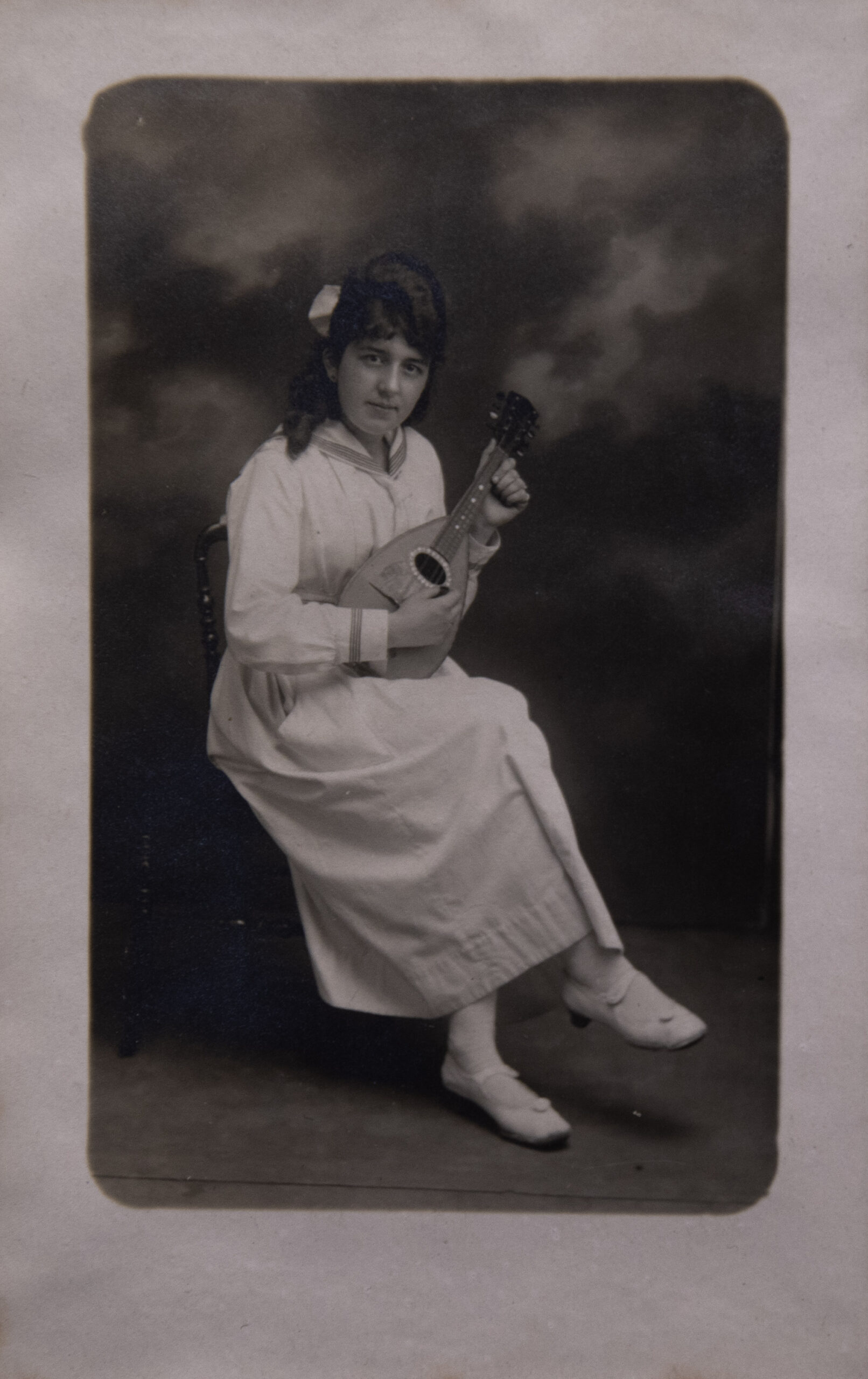 Portrait d’une marraine, présente sur la photographie suivante avec sa mandoline (assise, à droite).